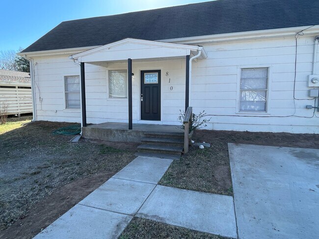 Building Photo - 810 Seven Oaks Rd