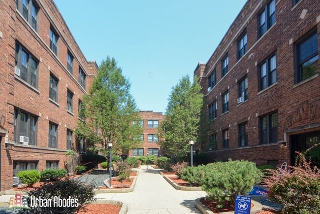 Building Photo - 625 W Cornelia Ave