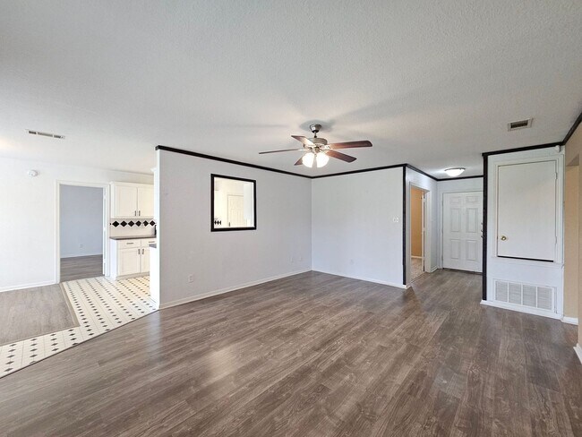 Building Photo - AMAZING RENT SPECIAL & MOVE IN READY!