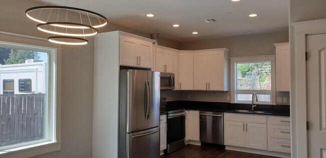 Building Photo - 6 bedroom home close to OSU