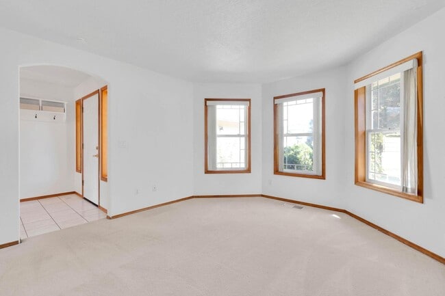 Building Photo - Bright, roomy 3-bdrm/2-bath home w/ office...