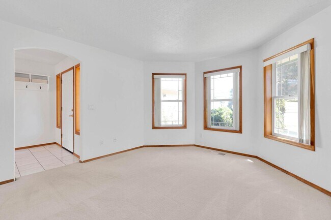 Foto del edificio - Bright, roomy 3-bdrm/2-bath home w/ office...