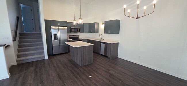 Building Photo - 3 Bed 3 Bath Town Home