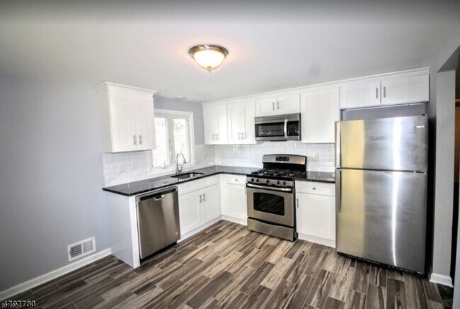 Building Photo - 216 Luttgen Pl