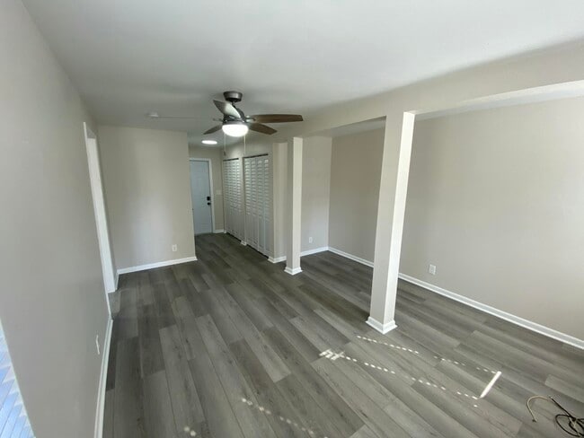 Building Photo - 11 N Lakeside Dr