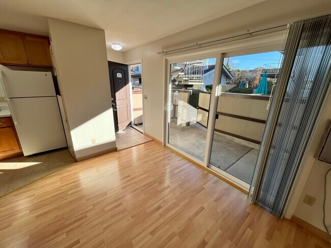 Building Photo - 1 bedroom 1 bath updated unit-downstair unit