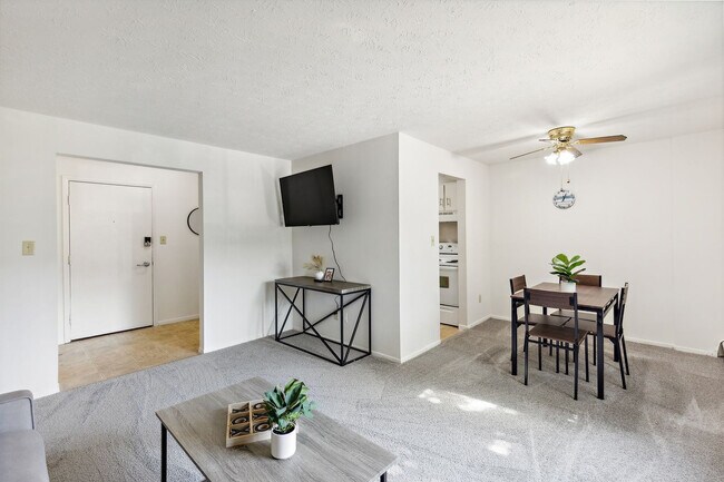 Foto del edificio - 5556 Broadview Rd