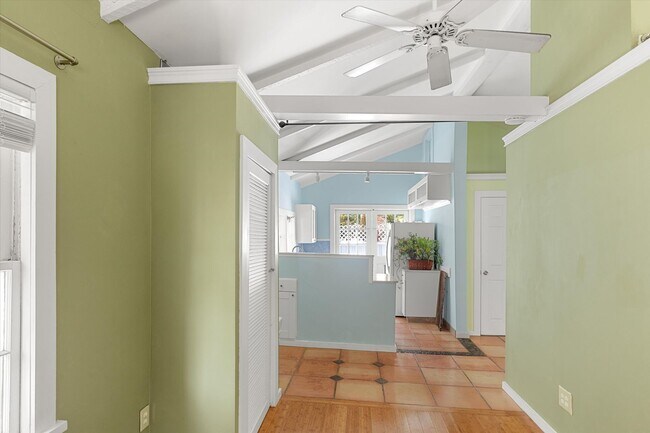 Foto del edificio - Cozy 1BR/1BA Apartment on Seminary Street ...