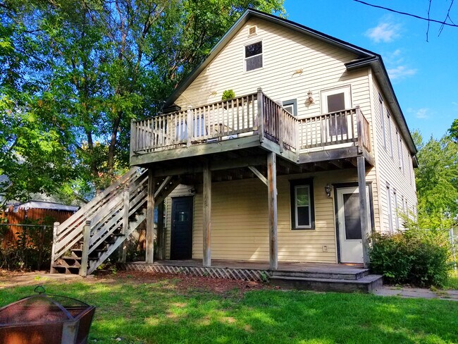 Private outdoor decks - 2542 Jackson St NE