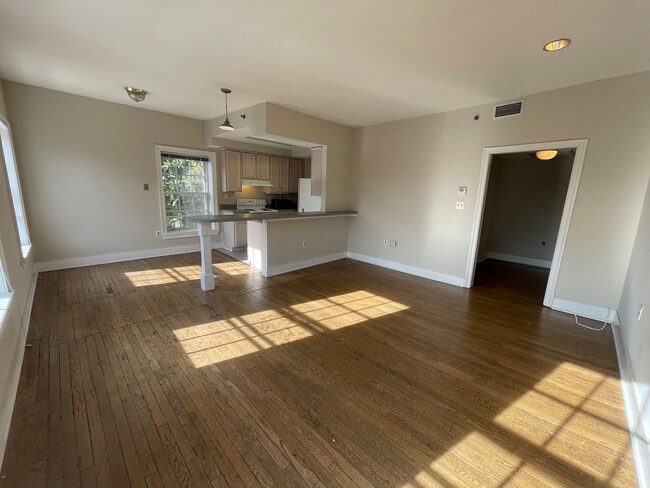 Building Photo - Junior League - 3039 M