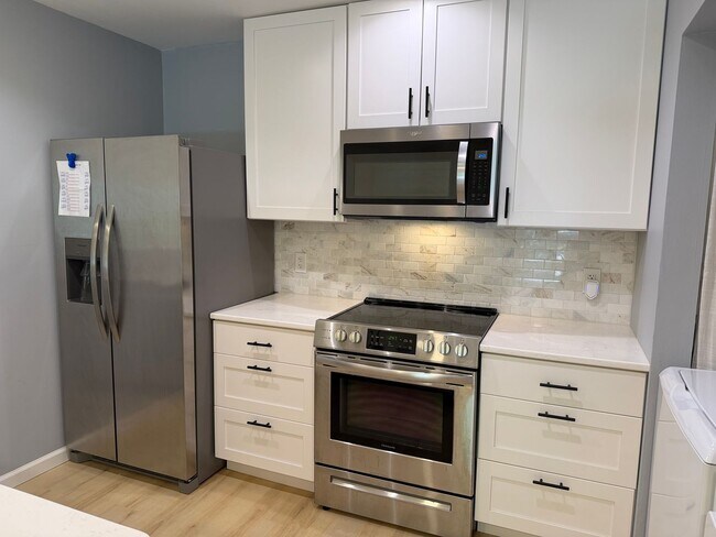 Building Photo - Remodeled One-Level Condo at Woodlake