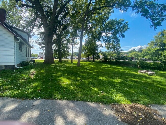 Building Photo - 1436 E Racine Ave