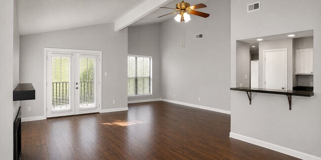 El comedor puede acomodar mesas grandes y pequeñas. - 6723 Eastridge Dr