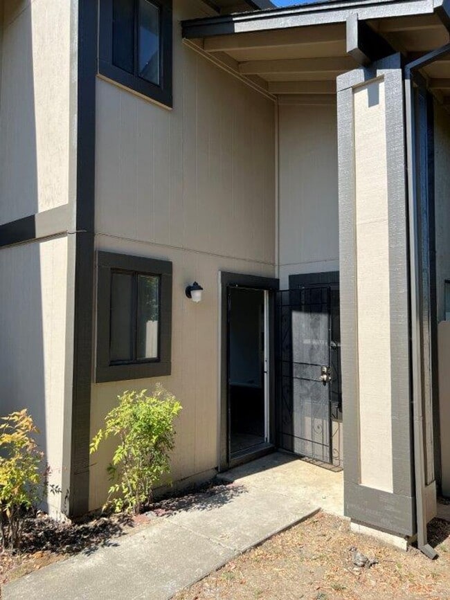 Building Photo - Updated 3 Bedroom 2.5 Bath 2 Story Fairfie...