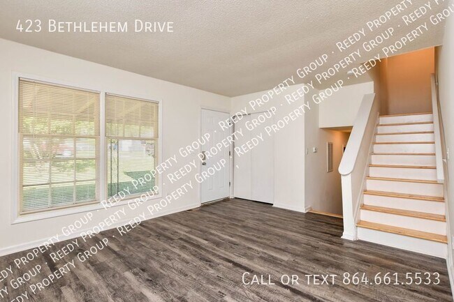 Building Photo - RENOVATED 3 BEDROOM 2 BATH, Split level ho...