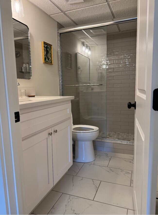 Baño - 343 S Gay St