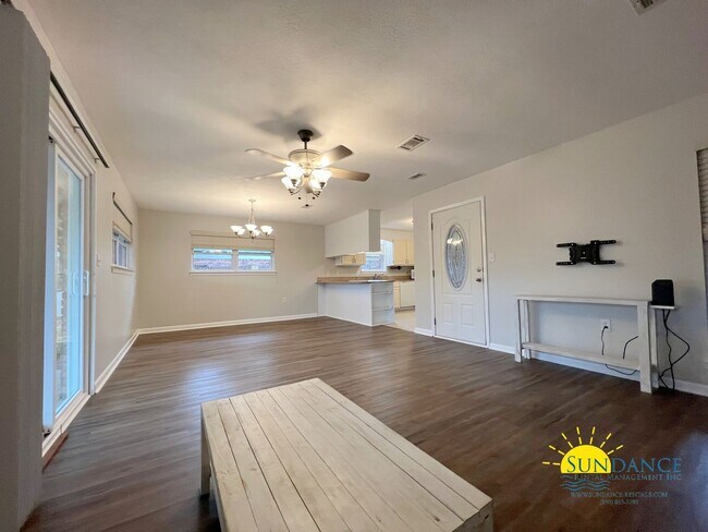 Foto del edificio - Great 3 Bedroom Home Close to Both Bases