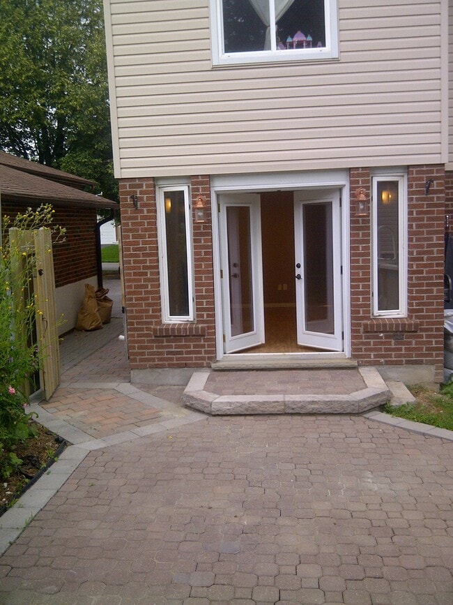 202 Talbot Cres Unit 202B Talbot Crescent, Newmarket, ON L3Y 1A3