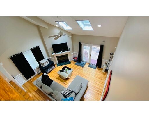 Foto del edificio - 32-32 Roosevelt Rd