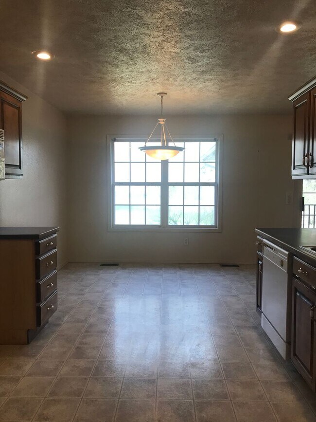 Foto del edificio - Executive Rental - Charming 3-bedroom 2 bath 2 car garage-available to view now