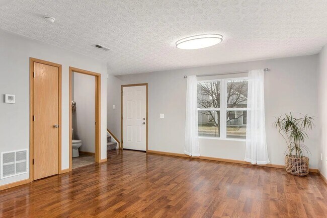 Foto del edificio - 6168 Broad Stripes Ave