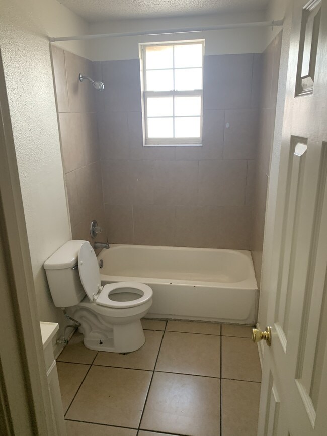 Building Photo - 1864 N. Galvez St. Apt B