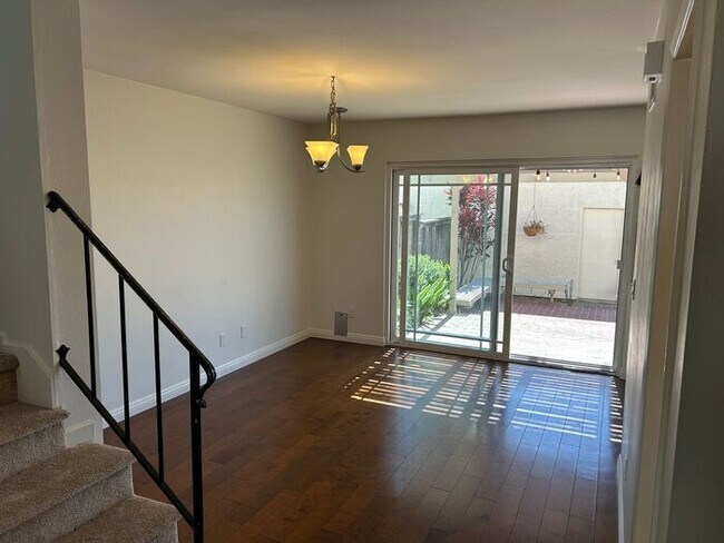 Foto del edificio - FANTASTIC 3BD TOWNHOUSE FOR LEASE!