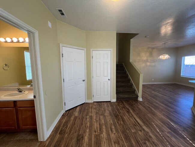Foto del edificio - 3 bed, 3 bath Twin-home