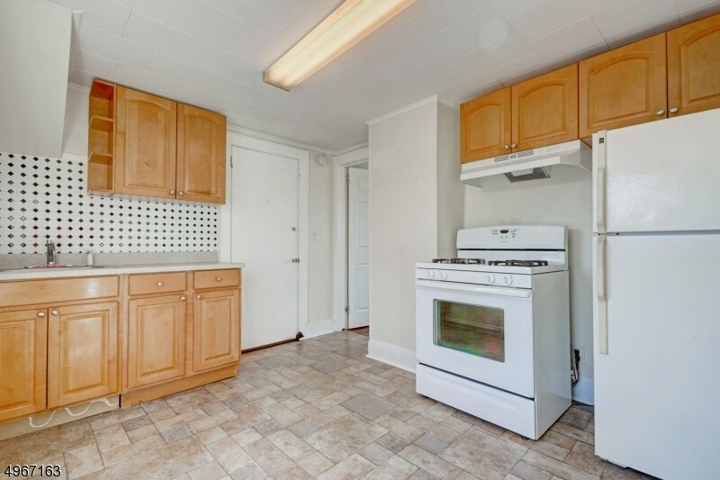 Primary Photo - 24 Oakwood Ave