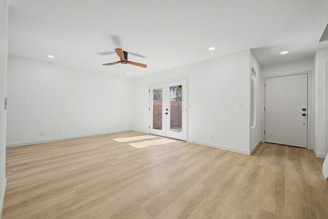 Foto del edificio - Remodeled 3BR End Unit Townhome in South Tempe | Private Yard + Covered Parking