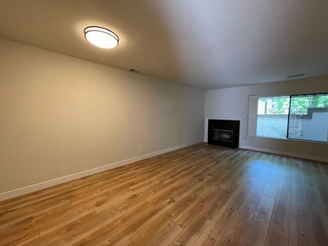 Foto del edificio - Nicely updated 3 bedroom, 2 bath 2 story t...