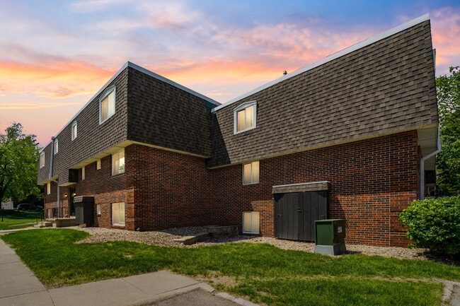 Building Photo - Lantern Square Apartments Spacious 1, 2 & ...