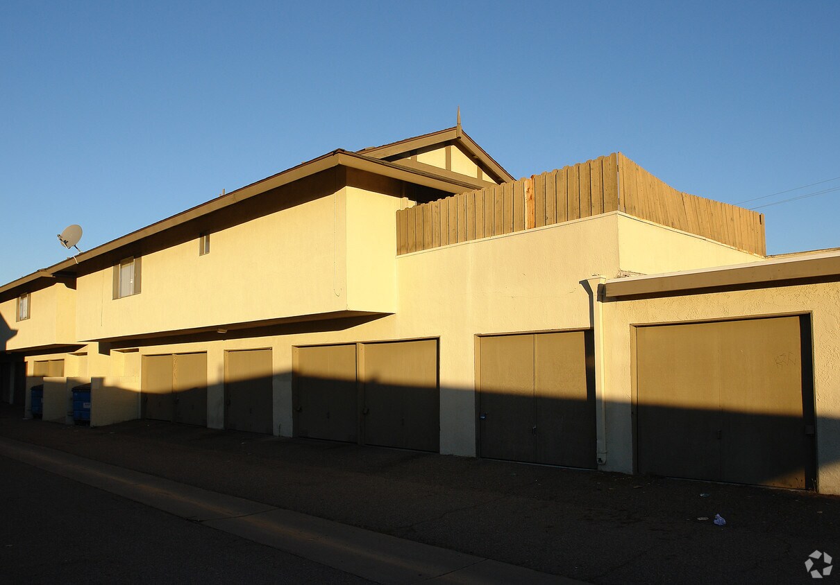 Foto del edificio - 1664 W Orangewood Ave