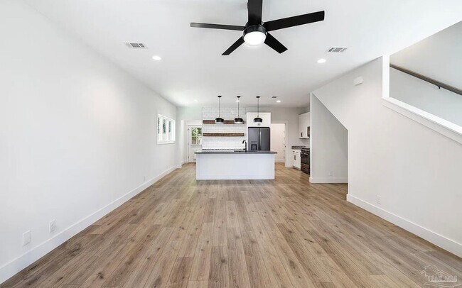 Foto del edificio - 615 N B St