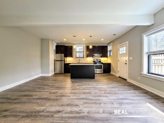 Building Photo - 3 bedroom in EVANSTON IL 60202