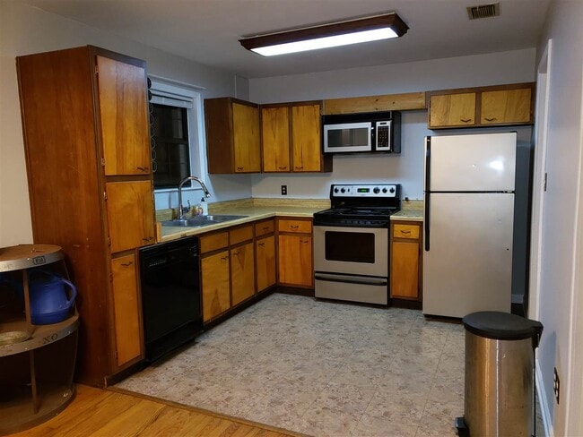 Building Photo - 2415 Banyan Dr