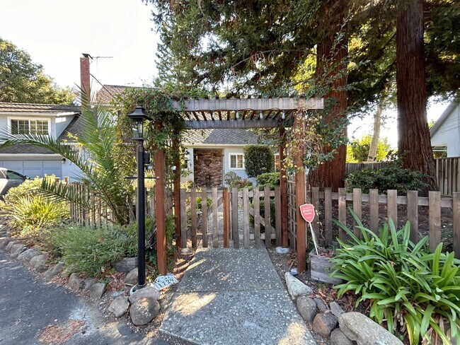 Building Photo - Charming 2-Bedroom unit in Los Altos: A Mo...