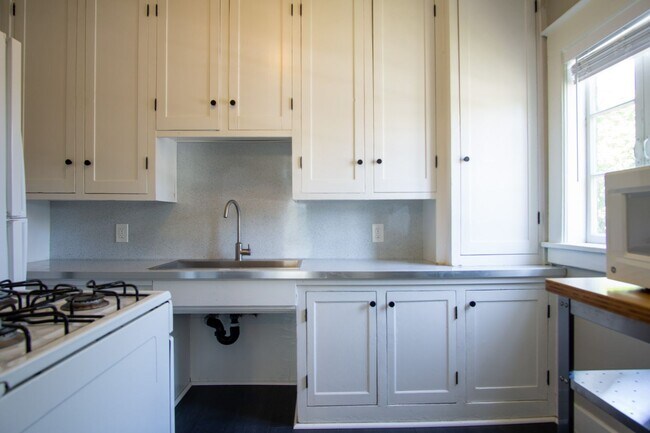 Foto del edificio - St. Johns Cool-Contemporary Studio w/ 1 MONTH FREE!