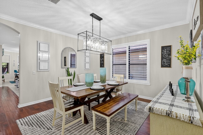 Building Photo - 145 Silver Falls Dr