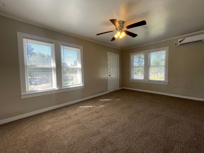 Building Photo - AVAILABLE NOW - 1 BEDROOM 1 BATH GARAGE AP...