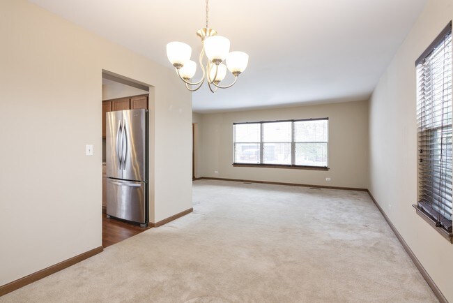 Building Photo - 315 Country Ln