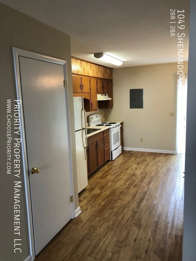 Building Photo - 2 Bedroom, 1.5 Bathroom Townhome, Harrison...