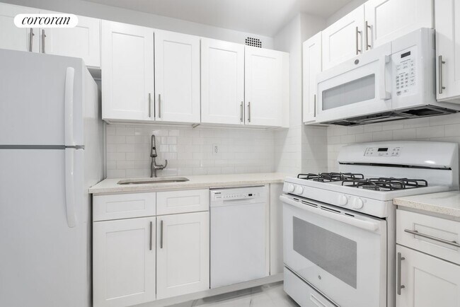 Building Photo - 157 Greenpoint Ave