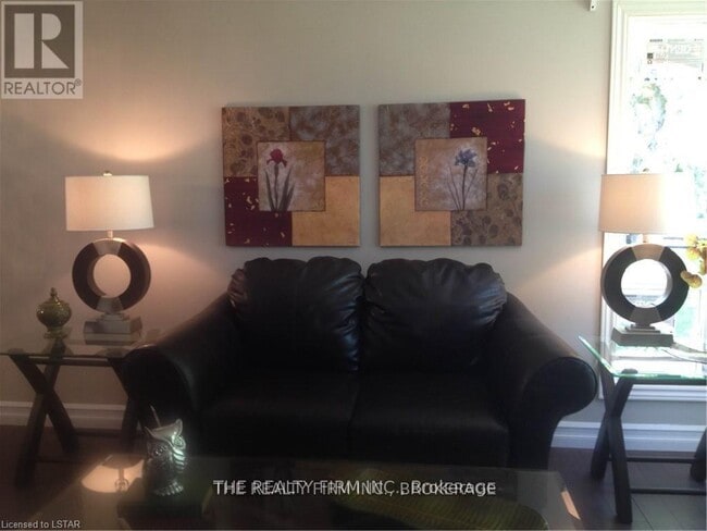 Photo du bâtiment - 683 Fanshawe Park Rd E