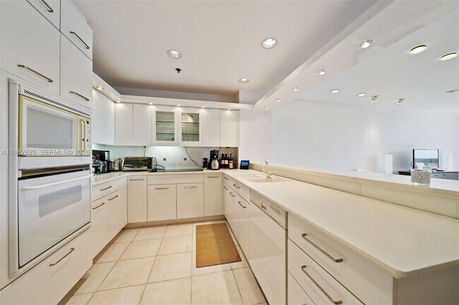 Foto del edificio - 201 Crandon Blvd