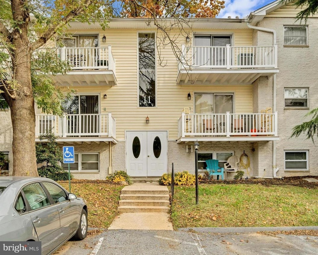Primary Photo - 11 Warren Lodge Ct