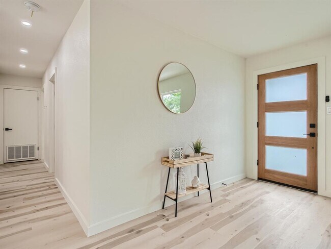 Building Photo - 402 Westmorland Dr