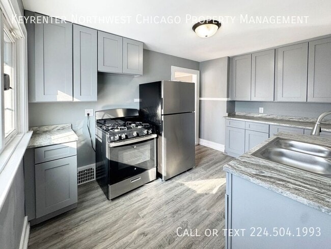 Building Photo - 471 Center St