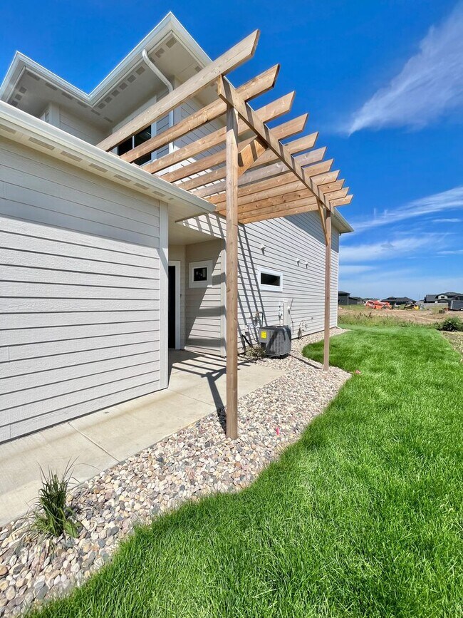 Foto del edificio - Stunning Recently Constructed 4 Bed/2.5 Bath Twinhome!