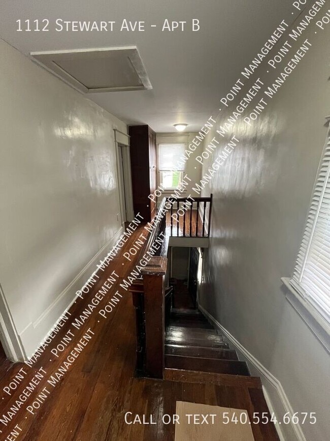 Building Photo - 2 Bed 1 Bath Top Floor Apartment